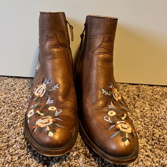 Darling Shyanne booties with slight heel. So pretty! size 9.5, true to size. - Picture 2 of 5